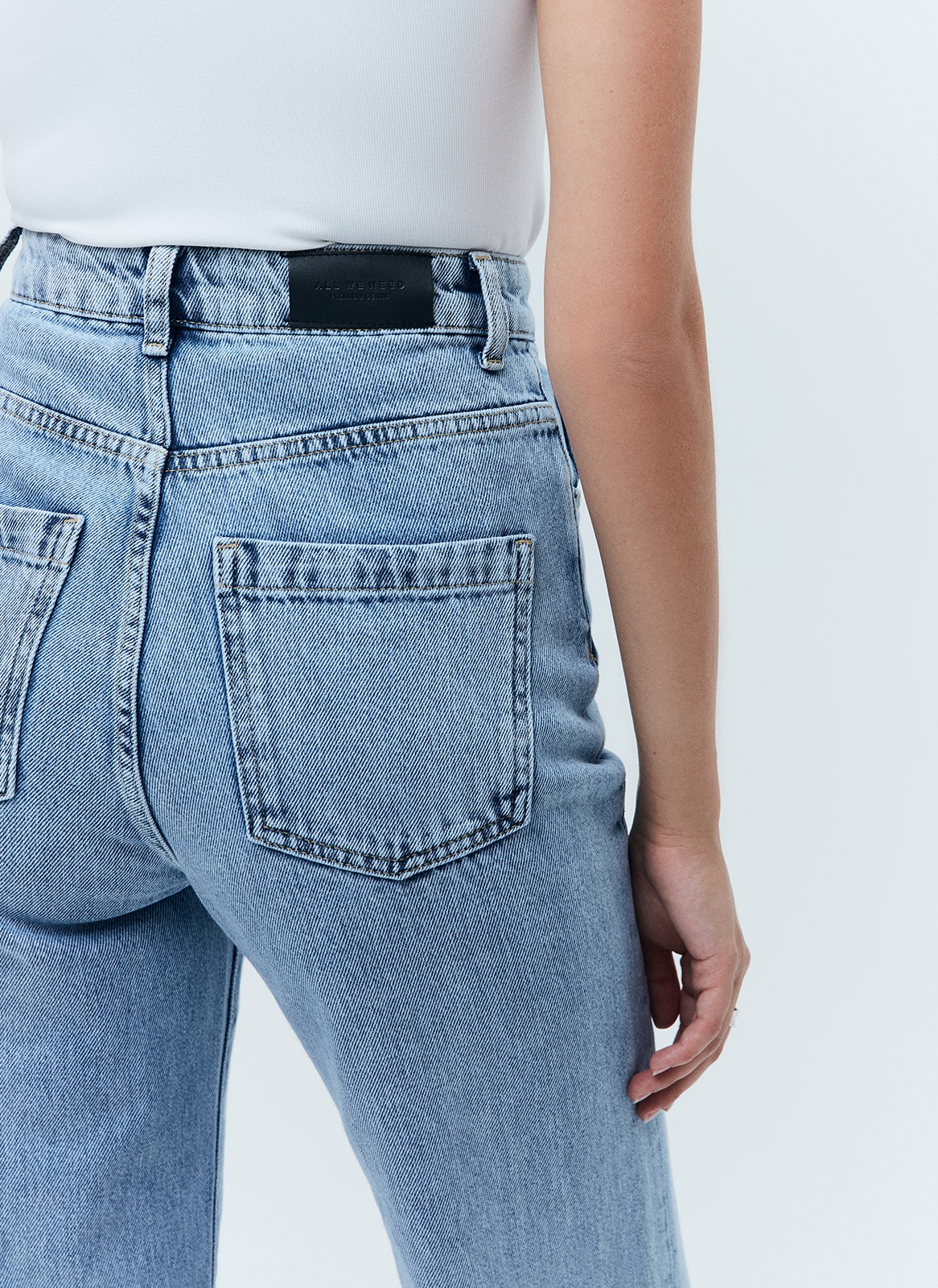 Джинсы широкие полной длины, цвет: ГОЛУБОЙ 1 Allweneed Джинсысвободного кроя из хлопка,с высокой посадкой. Плотный деним позволяет держать форму и красиво облегать линию бедра. Необработанный край. Мы выполнили модель из нашего премиального, 100% хлопкового денима, с авторской варкой и брендированной фурнитурой высокого качества.