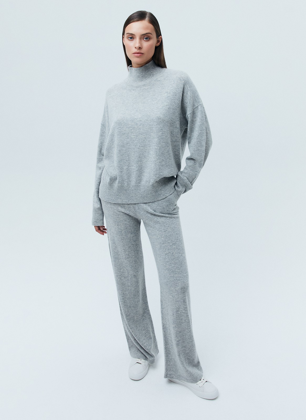 Свободные брюки из премиальной шерсти, цвет: серый меланж Allweneed
Свободные брюки из тонкой и мягкой шерсти премиального качества. Они слегка расширяются, что делает ноги стройнее. Есть удобный пояс на резинке, поэтому модель хорошо сидит на любой фигуре. Шерсть прекрасно согревает и спасает от прохладного ветра. Это наш выбор, чтобы пройтись вместе с подругой по парку и насладиться долгой прогулкой.
На модели размер XS