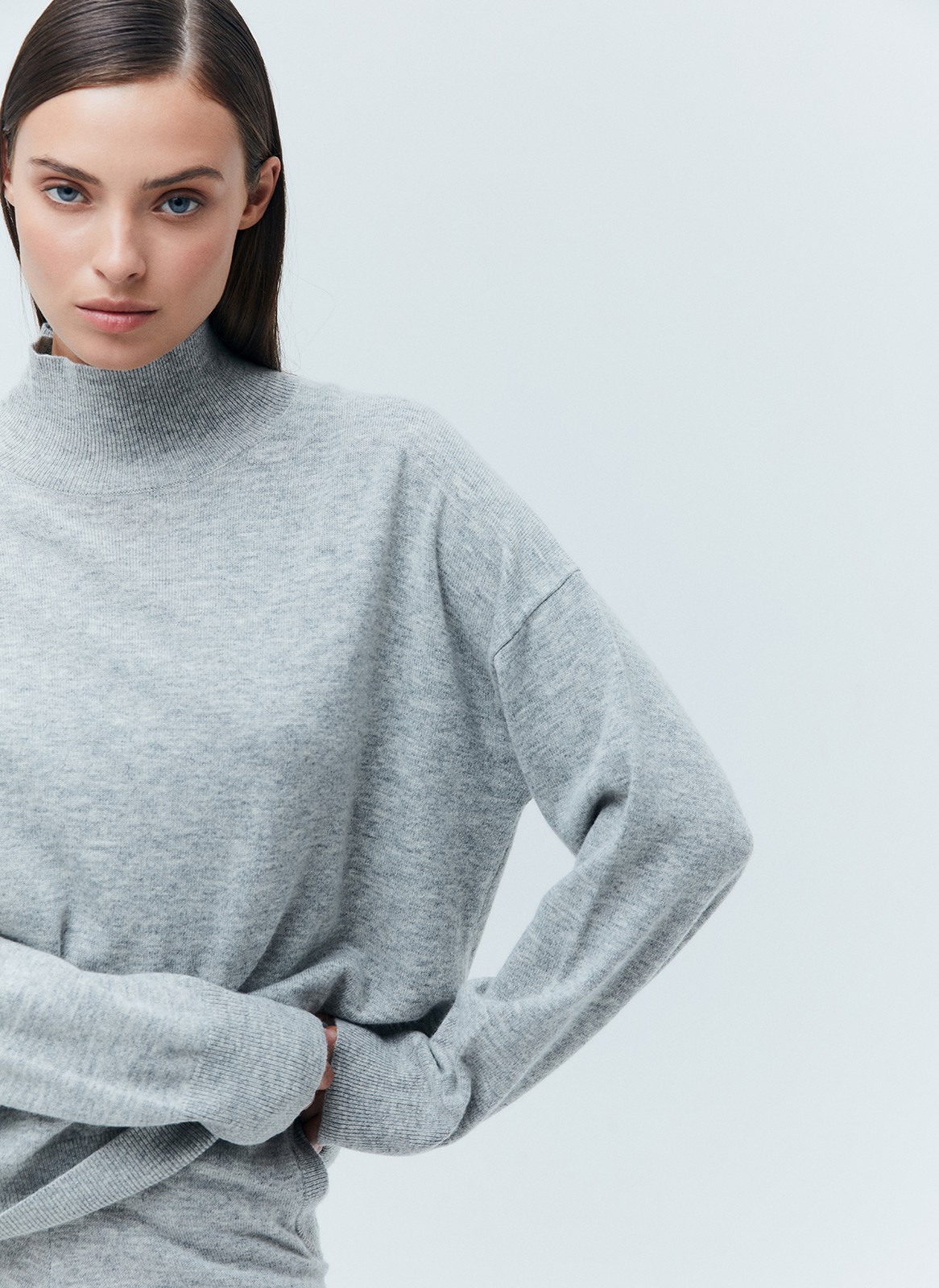 Джемпер из премиальной шерсти, цвет: серый меланж Allweneed
Джемпер из тонкой премиальной шерсти. Комфортная посадка и мягкий материал, который нежно касается тела. Шерсть чудесно сохраняет тепло. Высокая горловина и длинный рукав. Надеть джемпер хороший способ утеплиться прохладным вечером. Носите с шелковыми юбками, платьями и джинсами на прогулках.