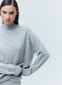 Джемпер из премиальной шерсти, цвет: серый меланж Allweneed
Джемпер из тонкой премиальной шерсти. Комфортная посадка и мягкий материал, который нежно касается тела. Шерсть чудесно сохраняет тепло. Высокая горловина и длинный рукав. Надеть джемпер хороший способ утеплиться прохладным вечером. Носите с шелковыми юбками, платьями и джинсами на прогулках.
