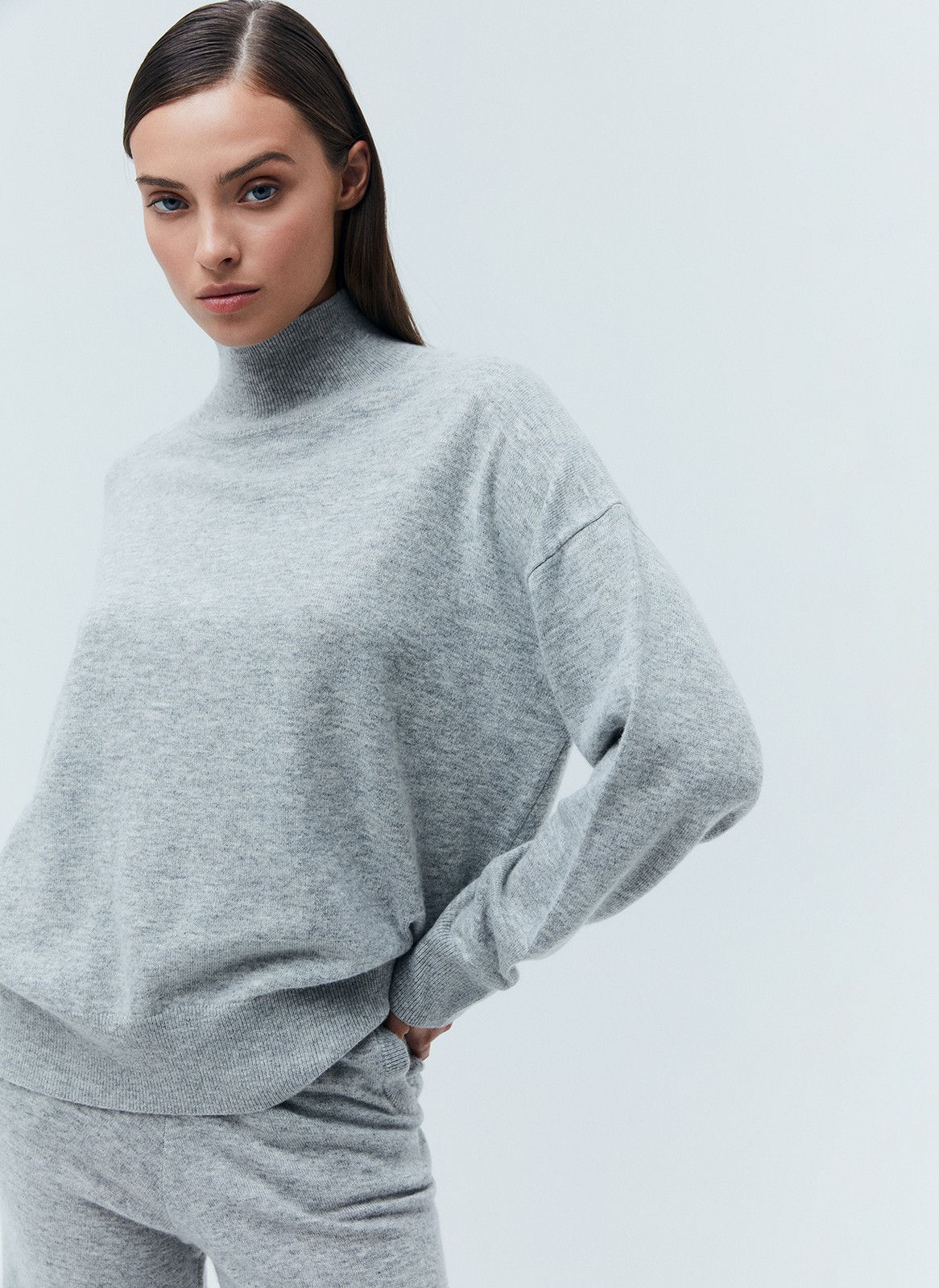 Джемпер из премиальной шерсти, цвет: серый меланж Allweneed
Джемпер из тонкой премиальной шерсти. Комфортная посадка и мягкий материал, который нежно касается тела. Шерсть чудесно сохраняет тепло. Высокая горловина и длинный рукав. Надеть джемпер хороший способ утеплиться прохладным вечером. Носите с шелковыми юбками, платьями и джинсами на прогулках.
