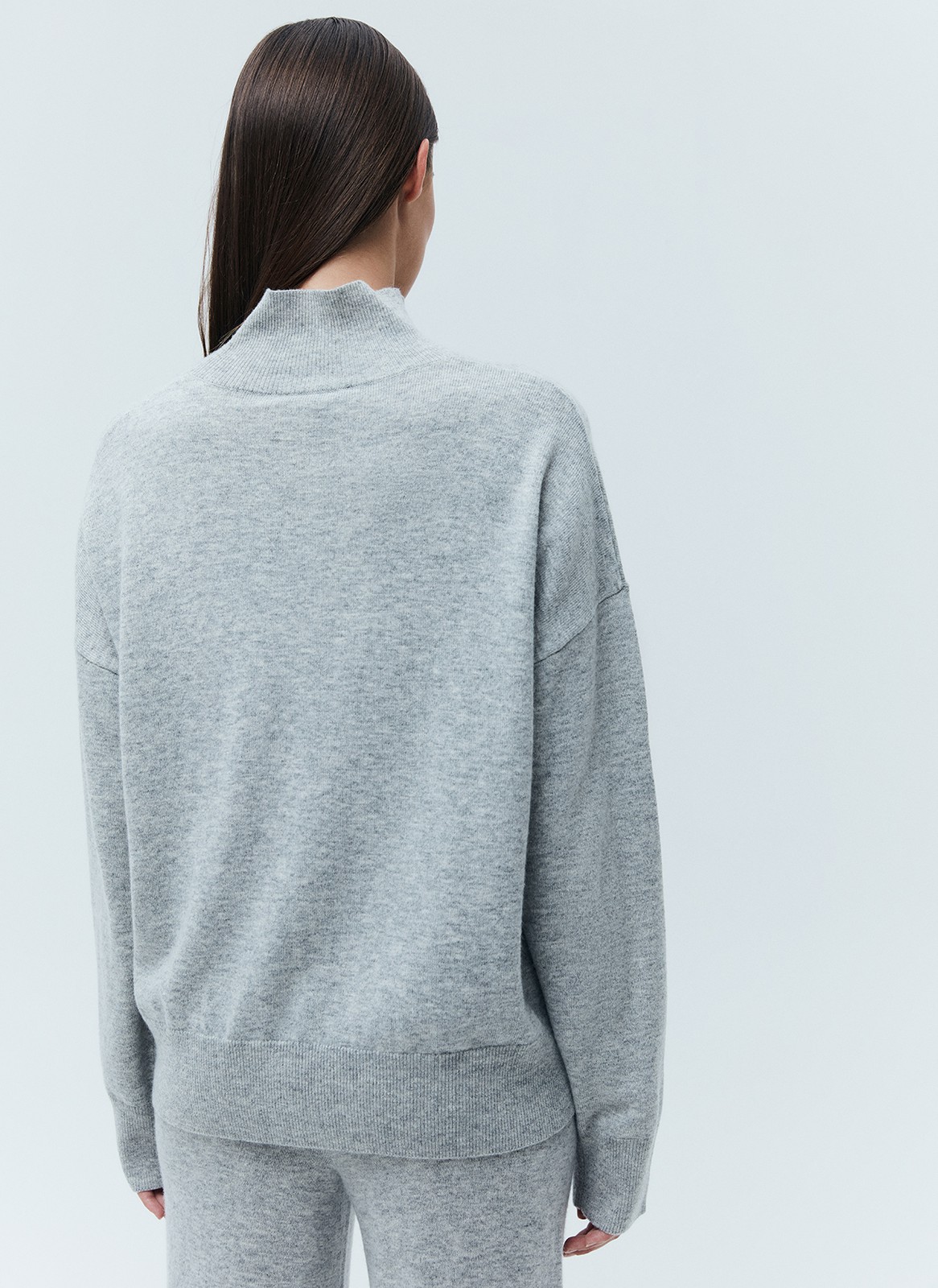 Джемпер из премиальной шерсти, цвет: серый меланж Allweneed
Джемпер из тонкой премиальной шерсти. Комфортная посадка и мягкий материал, который нежно касается тела. Шерсть чудесно сохраняет тепло. Высокая горловина и длинный рукав. Надеть джемпер хороший способ утеплиться прохладным вечером. Носите с шелковыми юбками, платьями и джинсами на прогулках.