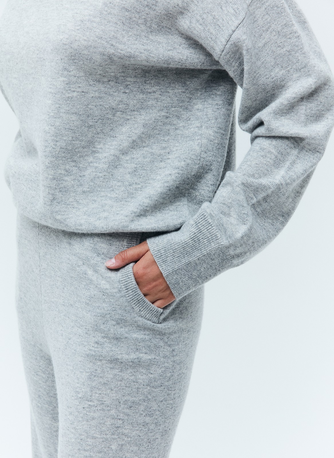 Свободные брюки из премиальной шерсти, цвет: серый меланж Allweneed
Свободные брюки из тонкой и мягкой шерсти премиального качества. Они слегка расширяются, что делает ноги стройнее. Есть удобный пояс на резинке, поэтому модель хорошо сидит на любой фигуре. Шерсть прекрасно согревает и спасает от прохладного ветра. Это наш выбор, чтобы пройтись вместе с подругой по парку и насладиться долгой прогулкой.
На модели размер XS