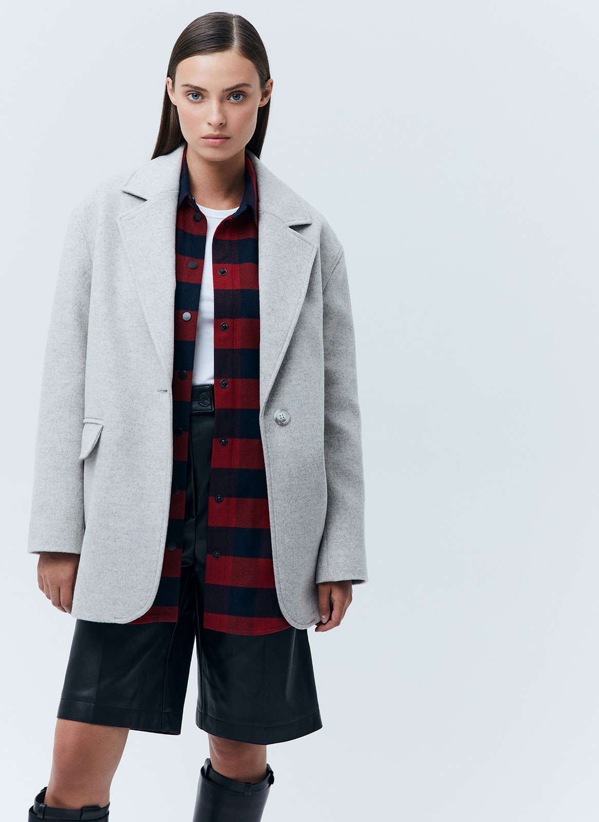 ОДНОБОРТНОЕ ПАЛЬТО-ЖАКЕТ, цвет: светло-серый меланж Allweneed Однобортное пальто из мягкой шерстяной ткани. Модель фасоном напоминает жакет. Слегка спущенная линия плеча, поэтому комфортно носить со свитером и худи. Классический воротник и лацканы. Два накладных кармана и застежка на одну пуговицу. Мы советуем сочетать пальто с костюмами или джинсами для более лаконичного образа.
Температурный режим до +5 C