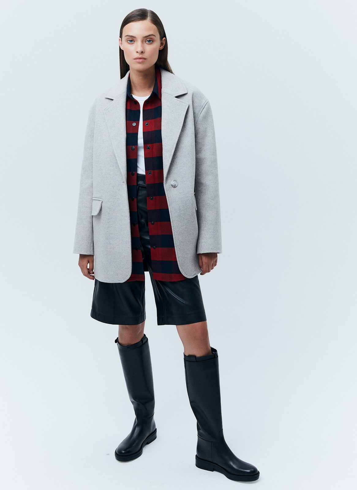 ОДНОБОРТНОЕ ПАЛЬТО-ЖАКЕТ, цвет: светло-серый меланж Allweneed Однобортное пальто из мягкой шерстяной ткани. Модель фасоном напоминает жакет. Слегка спущенная линия плеча, поэтому комфортно носить со свитером и худи. Классический воротник и лацканы. Два накладных кармана и застежка на одну пуговицу. Мы советуем сочетать пальто с костюмами или джинсами для более лаконичного образа.
Температурный режим до +5 C