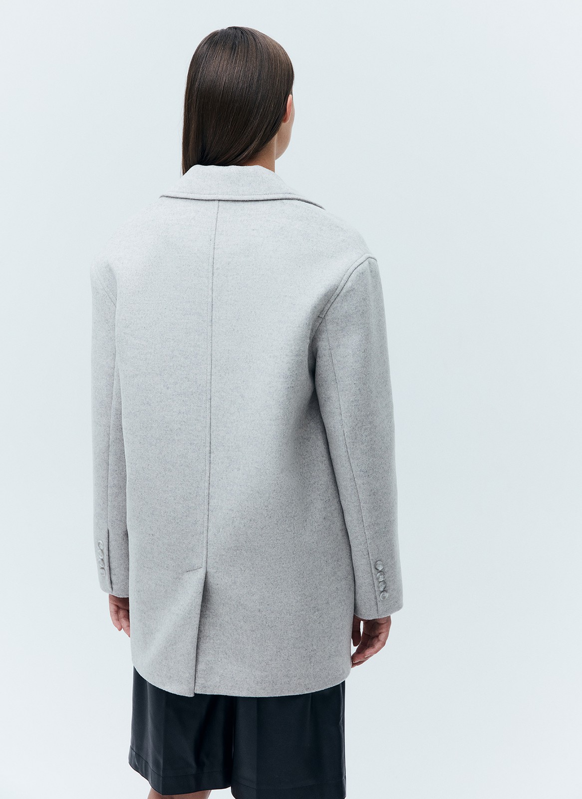 ОДНОБОРТНОЕ ПАЛЬТО-ЖАКЕТ, цвет: светло-серый меланж Allweneed Однобортное пальто из мягкой шерстяной ткани. Модель фасоном напоминает жакет. Слегка спущенная линия плеча, поэтому комфортно носить со свитером и худи. Классический воротник и лацканы. Два накладных кармана и застежка на одну пуговицу. Мы советуем сочетать пальто с костюмами или джинсами для более лаконичного образа.
Температурный режим до +5 C