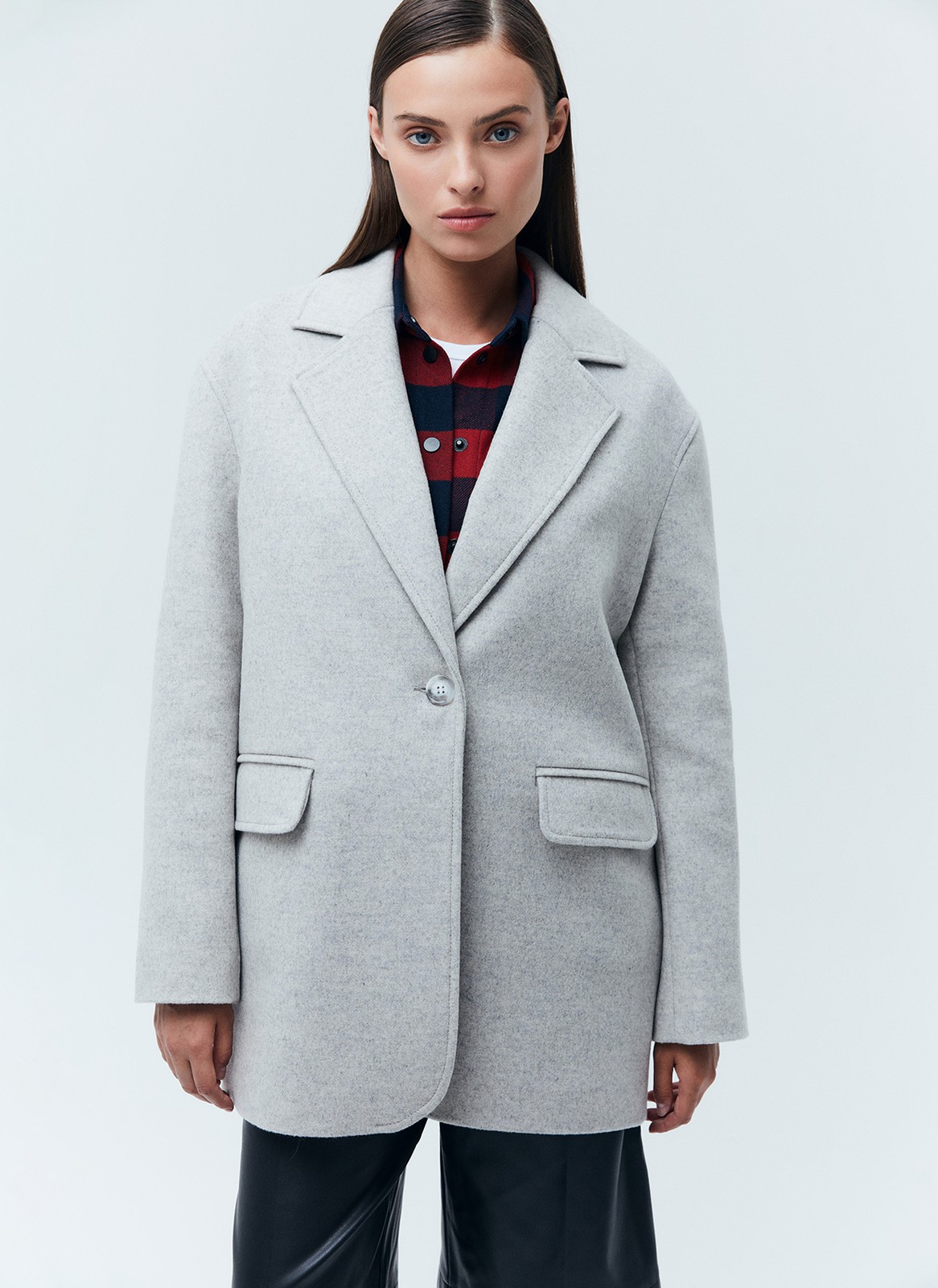 ОДНОБОРТНОЕ ПАЛЬТО-ЖАКЕТ, цвет: светло-серый меланж Allweneed Однобортное пальто из мягкой шерстяной ткани. Модель фасоном напоминает жакет. Слегка спущенная линия плеча, поэтому комфортно носить со свитером и худи. Классический воротник и лацканы. Два накладных кармана и застежка на одну пуговицу. Мы советуем сочетать пальто с костюмами или джинсами для более лаконичного образа.
Температурный режим до +5 C