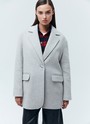 ОДНОБОРТНОЕ ПАЛЬТО-ЖАКЕТ, цвет: светло-серый меланж Allweneed Однобортное пальто из мягкой шерстяной ткани. Модель фасоном напоминает жакет. Слегка спущенная линия плеча, поэтому комфортно носить со свитером и худи. Классический воротник и лацканы. Два накладных кармана и застежка на одну пуговицу. Мы советуем сочетать пальто с костюмами или джинсами для более лаконичного образа.
Температурный режим до +5 C