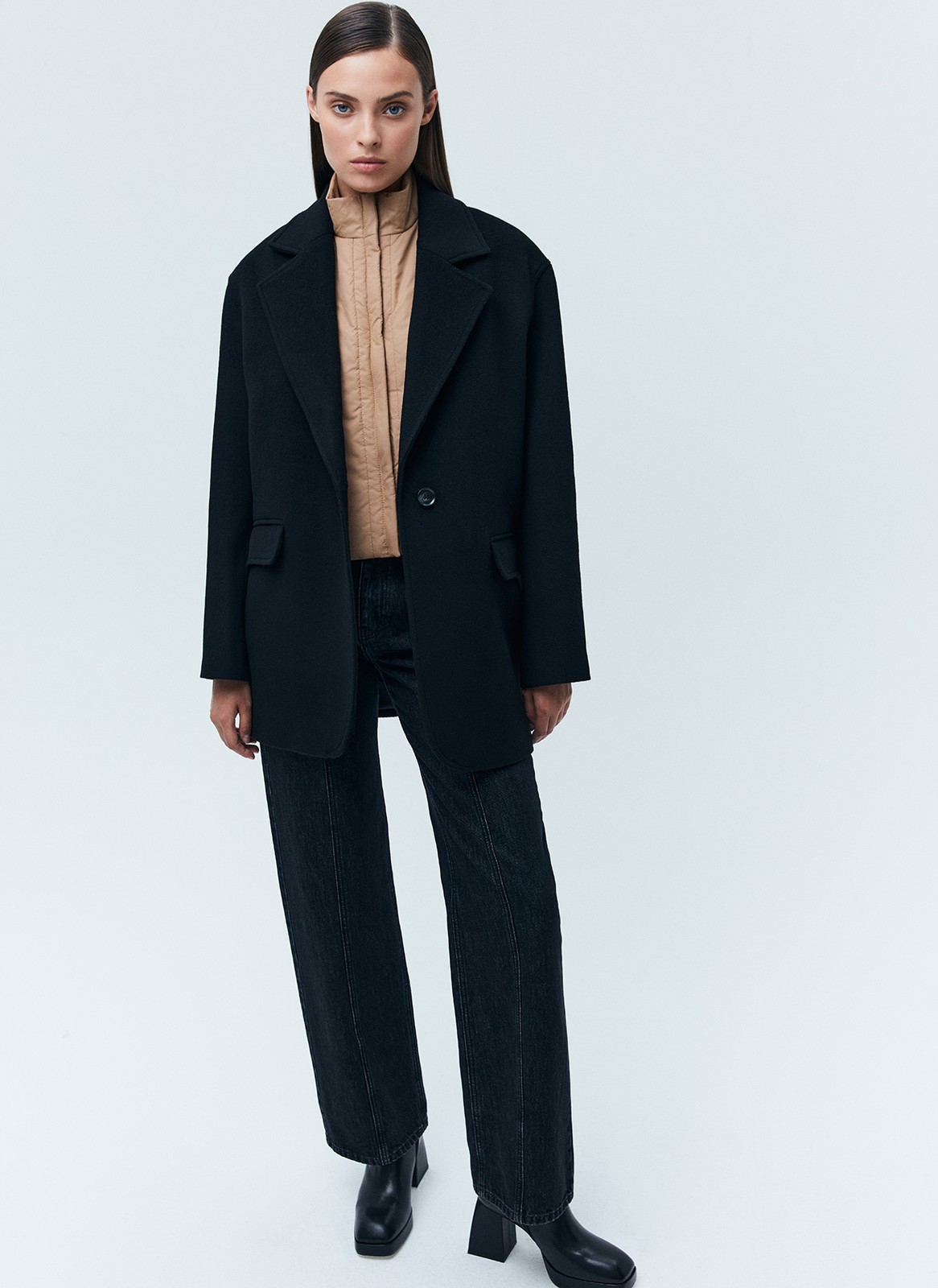 ОДНОБОРТНОЕ ПАЛЬТО-ЖАКЕТ, цвет: ЧЕРНЫЙ 2 Allweneed Однобортное пальто из мягкой шерстяной ткани. Модель фасоном напоминает жакет. Слегка спущенная линия плеча, поэтому комфортно носить со свитером и худи. Классический воротник и лацканы. Два накладных кармана и застежка на одну пуговицу. Мы советуем сочетать пальто с костюмами или джинсами для более лаконичного образа.
Температурный режим до +5 C