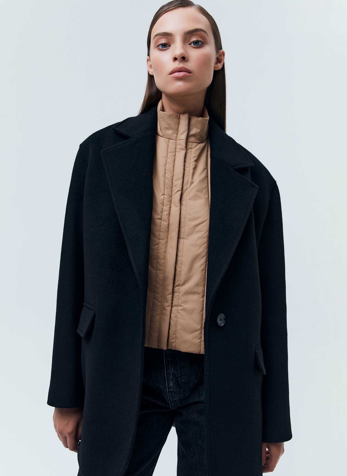 ОДНОБОРТНОЕ ПАЛЬТО-ЖАКЕТ, цвет: ЧЕРНЫЙ 2 Allweneed Однобортное пальто из мягкой шерстяной ткани. Модель фасоном напоминает жакет. Слегка спущенная линия плеча, поэтому комфортно носить со свитером и худи. Классический воротник и лацканы. Два накладных кармана и застежка на одну пуговицу. Мы советуем сочетать пальто с костюмами или джинсами для более лаконичного образа.
Температурный режим до +5 C