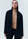 ОДНОБОРТНОЕ ПАЛЬТО-ЖАКЕТ, цвет: ЧЕРНЫЙ 2 Allweneed Однобортное пальто из мягкой шерстяной ткани. Модель фасоном напоминает жакет. Слегка спущенная линия плеча, поэтому комфортно носить со свитером и худи. Классический воротник и лацканы. Два накладных кармана и застежка на одну пуговицу. Мы советуем сочетать пальто с костюмами или джинсами для более лаконичного образа.
Температурный режим до +5 C