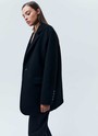 ОДНОБОРТНОЕ ПАЛЬТО-ЖАКЕТ, цвет: ЧЕРНЫЙ 2 Allweneed Однобортное пальто из мягкой шерстяной ткани. Модель фасоном напоминает жакет. Слегка спущенная линия плеча, поэтому комфортно носить со свитером и худи. Классический воротник и лацканы. Два накладных кармана и застежка на одну пуговицу. Мы советуем сочетать пальто с костюмами или джинсами для более лаконичного образа.
Температурный режим до +5 C