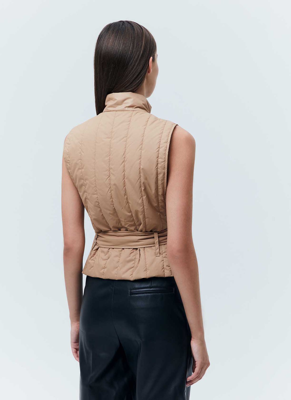 


Утеплённая стеганая манишка. Универсальная длина, чтобы можно было носить под пальто. Модель с поясом для комфортной посадки. Мы постарались подобрать бежевый оттенок, который наиболее близко подходит к пальто цвета Кэмел. Надевайте поверх водолазок, лонгсливов и джемперов. Ткань имеет минимальный водоотталкивающий эффект. Использование зонта обязательно. При использовании вторым слоем температурный режим может быть значительно ниже.

Температурный режим от +5 до +15 C



На модели размер XS/S