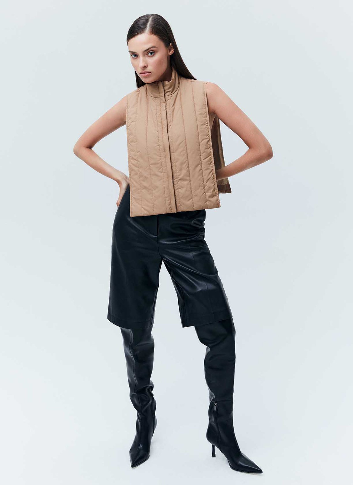 


Утеплённая стеганая манишка. Универсальная длина, чтобы можно было носить под пальто. Модель с поясом для комфортной посадки. Мы постарались подобрать бежевый оттенок, который наиболее близко подходит к пальто цвета Кэмел. Надевайте поверх водолазок, лонгсливов и джемперов. Ткань имеет минимальный водоотталкивающий эффект. Использование зонта обязательно. При использовании вторым слоем температурный режим может быть значительно ниже.

Температурный режим от +5 до +15 C



На модели размер XS/S