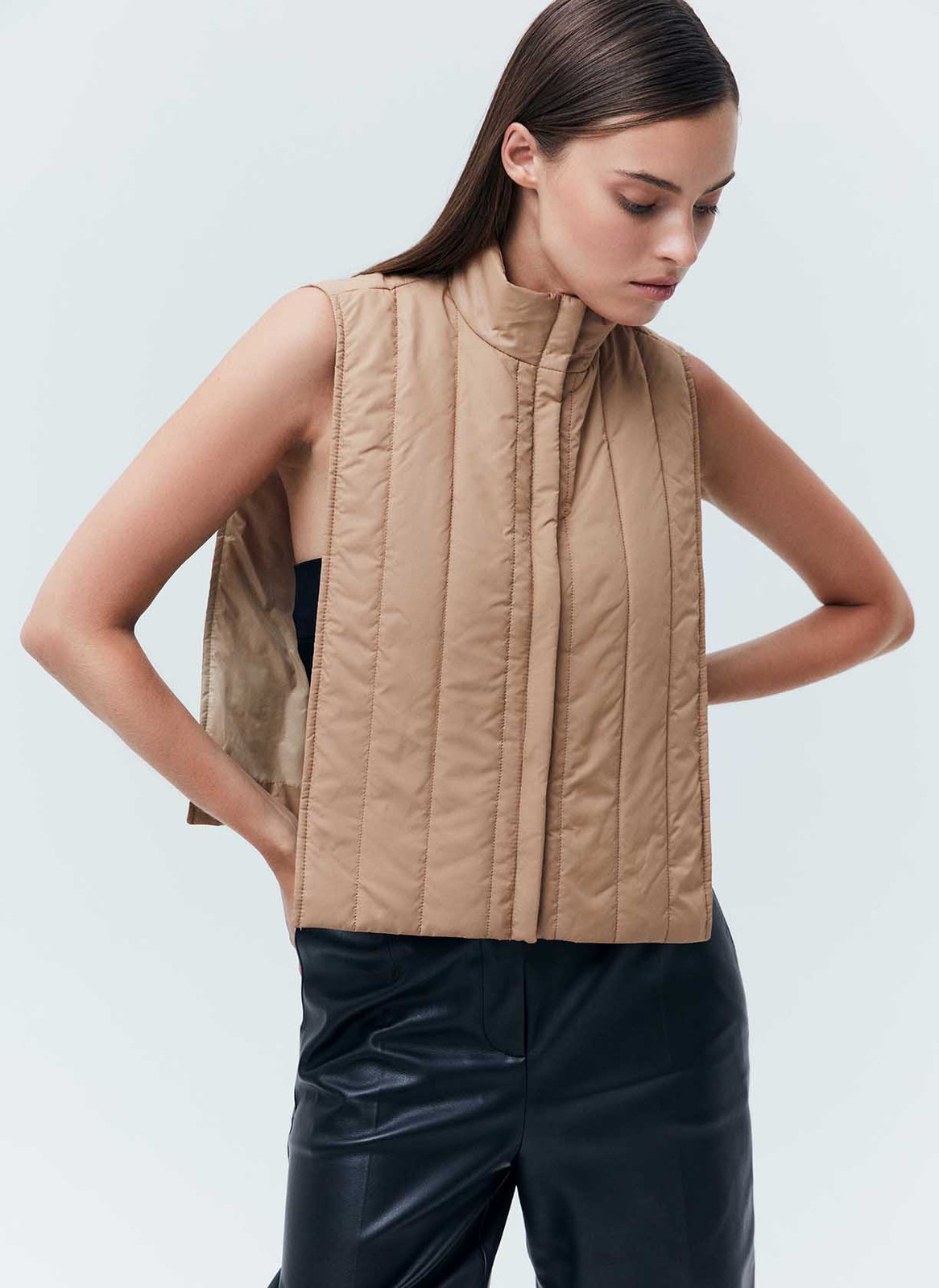 


Утеплённая стеганая манишка. Универсальная длина, чтобы можно было носить под пальто. Модель с поясом для комфортной посадки. Мы постарались подобрать бежевый оттенок, который наиболее близко подходит к пальто цвета Кэмел. Надевайте поверх водолазок, лонгсливов и джемперов. Ткань имеет минимальный водоотталкивающий эффект. Использование зонта обязательно. При использовании вторым слоем температурный режим может быть значительно ниже.

Температурный режим от +5 до +15 C



На модели размер XS/S