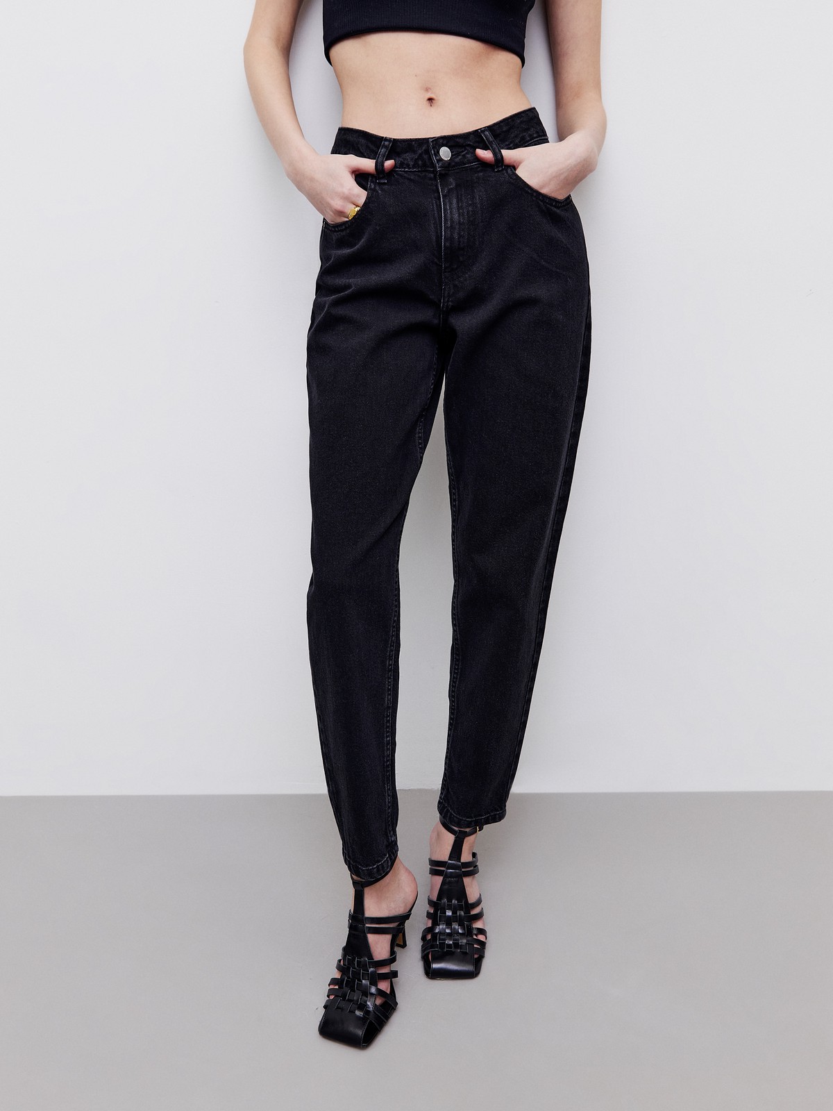 Базовая модель из плотного хлопка, хорошо держат форму. Цвета легко впишутся в гардероб и дополнят любой образ.

