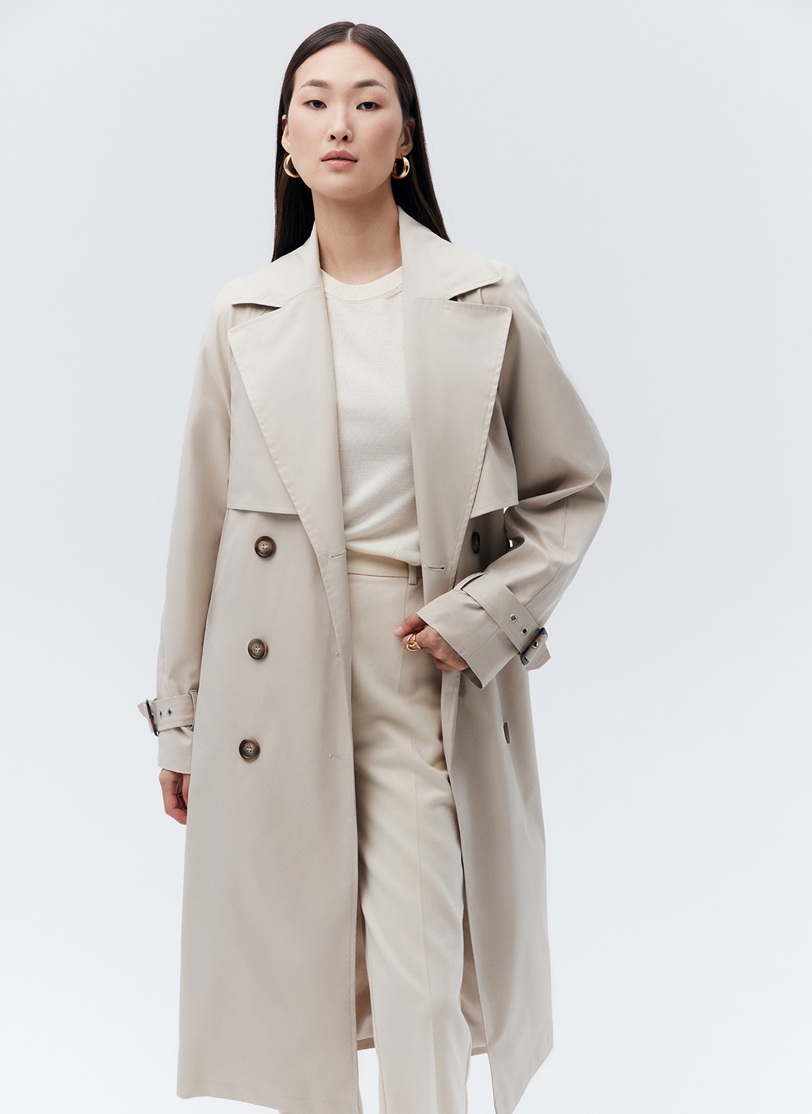 Тренч, цвет: молочный Allweneed Плащдвубортного кроя с застежкой на крупные однотонные пуговицы. Отлетная кокетка, А-силуэт и длинный пояс на талии добавляют образу легкости, а цветовая гамма создает поистине весеннее настроение.