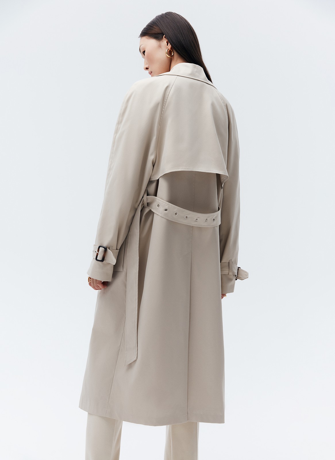 Тренч, цвет: молочный Allweneed Плащдвубортного кроя с застежкой на крупные однотонные пуговицы. Отлетная кокетка, А-силуэт и длинный пояс на талии добавляют образу легкости, а цветовая гамма создает поистине весеннее настроение.