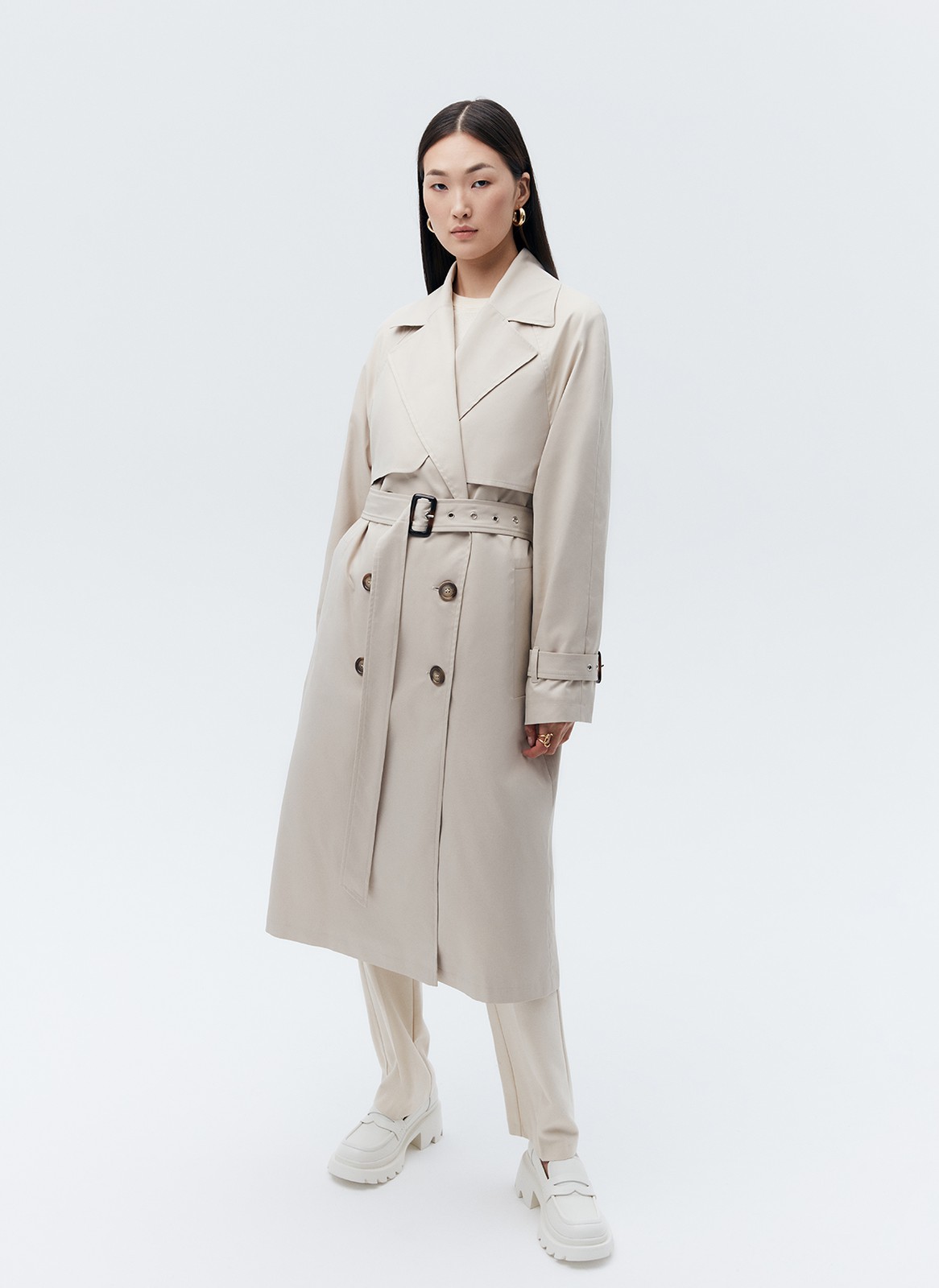 Тренч, цвет: молочный Allweneed Плащдвубортного кроя с застежкой на крупные однотонные пуговицы. Отлетная кокетка, А-силуэт и длинный пояс на талии добавляют образу легкости, а цветовая гамма создает поистине весеннее настроение.
