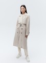 Тренч, цвет: молочный Allweneed Плащдвубортного кроя с застежкой на крупные однотонные пуговицы. Отлетная кокетка, А-силуэт и длинный пояс на талии добавляют образу легкости, а цветовая гамма создает поистине весеннее настроение.