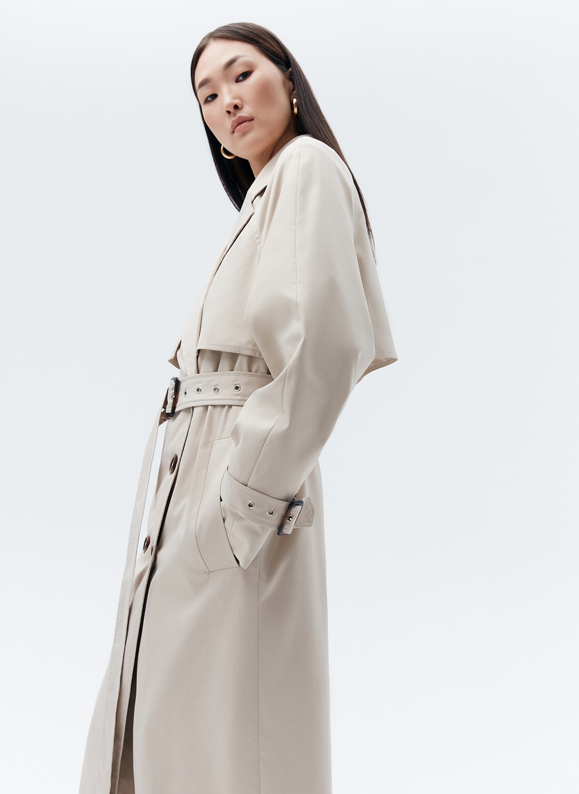 Тренч, цвет: молочный Allweneed Плащдвубортного кроя с застежкой на крупные однотонные пуговицы. Отлетная кокетка, А-силуэт и длинный пояс на талии добавляют образу легкости, а цветовая гамма создает поистине весеннее настроение.