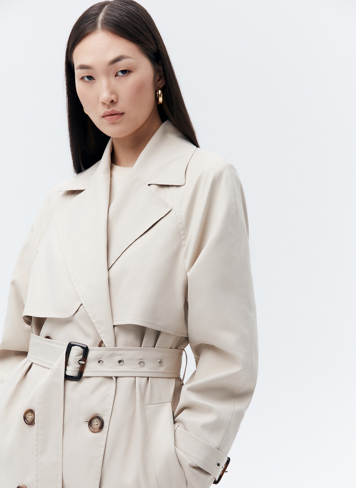 Тренч, цвет: молочный Allweneed Плащдвубортного кроя с застежкой на крупные однотонные пуговицы. Отлетная кокетка, А-силуэт и длинный пояс на талии добавляют образу легкости, а цветовая гамма создает поистине весеннее настроение.