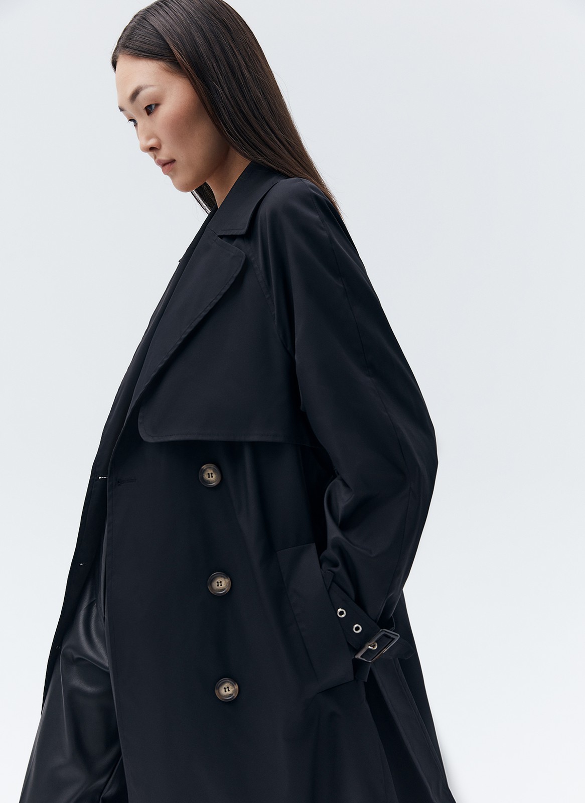 Тренч, цвет: Черный Allweneed Плащдвубортного кроя с застежкой на крупные однотонные пуговицы. Отлетная кокетка, А-силуэт и длинный пояс на талии добавляют образу легкости, а цветовая гамма создает поистине весеннее настроение.