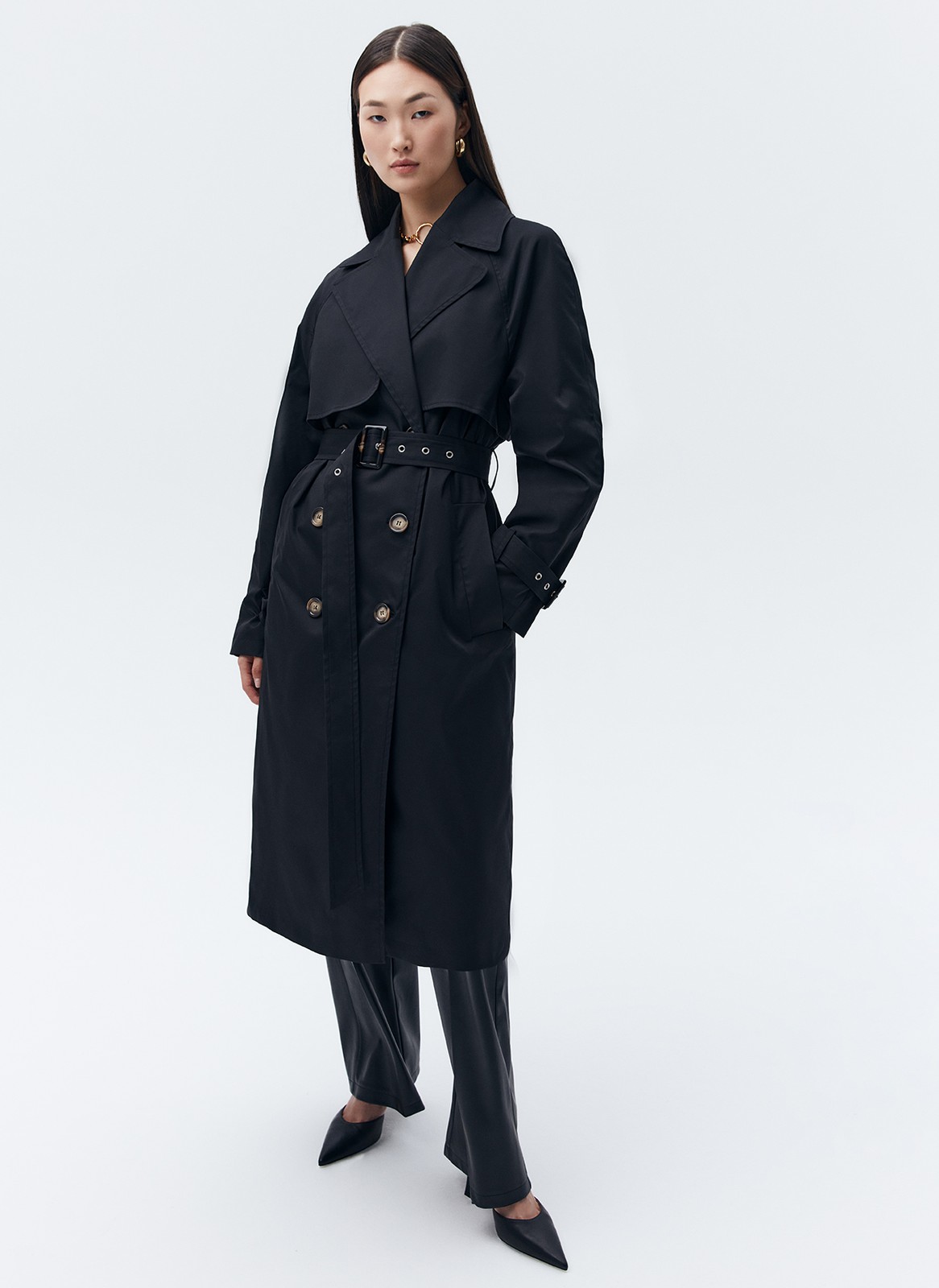 Тренч, цвет: Черный Allweneed Плащдвубортного кроя с застежкой на крупные однотонные пуговицы. Отлетная кокетка, А-силуэт и длинный пояс на талии добавляют образу легкости, а цветовая гамма создает поистине весеннее настроение.