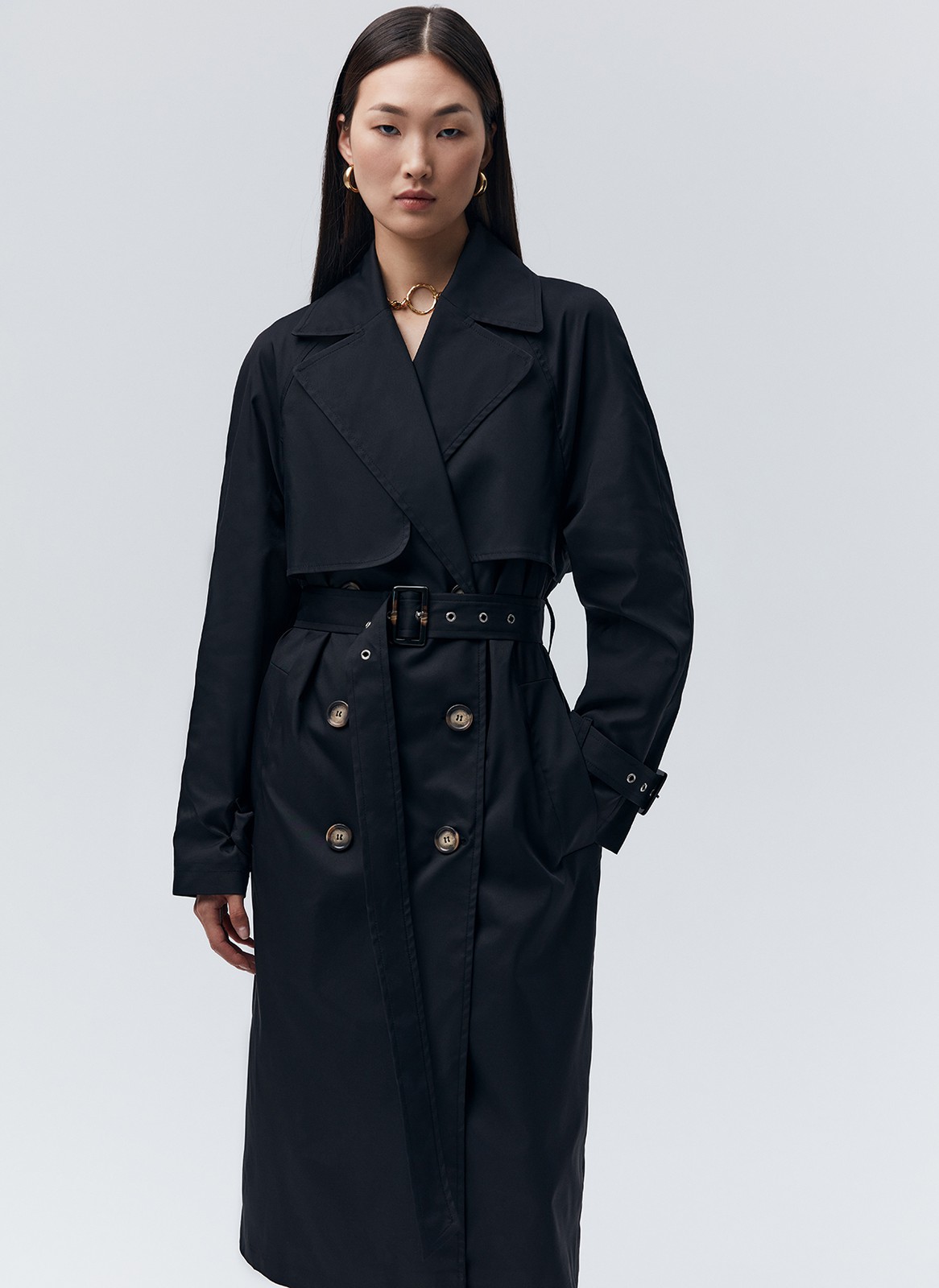 Тренч, цвет: Черный Allweneed Плащдвубортного кроя с застежкой на крупные однотонные пуговицы. Отлетная кокетка, А-силуэт и длинный пояс на талии добавляют образу легкости, а цветовая гамма создает поистине весеннее настроение.