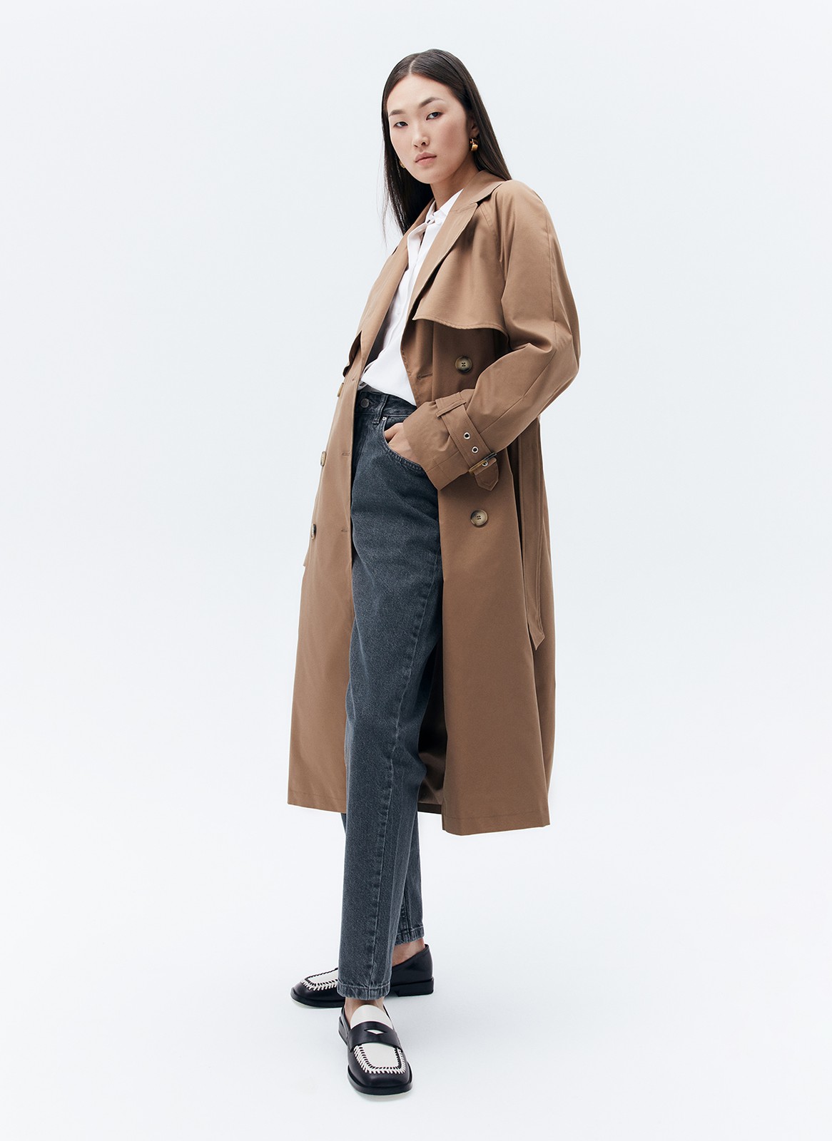 Тренч, цвет: кэмел Allweneed Плащдвубортного кроя с застежкой на крупные однотонные пуговицы. Отлетная кокетка, А-силуэт и длинный пояс на талии добавляют образу легкости, а цветовая гамма создает поистине весеннее настроение.