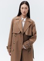 Тренч, цвет: кэмел Allweneed Плащдвубортного кроя с застежкой на крупные однотонные пуговицы. Отлетная кокетка, А-силуэт и длинный пояс на талии добавляют образу легкости, а цветовая гамма создает поистине весеннее настроение.