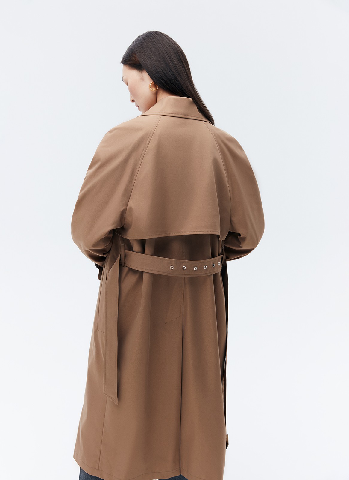 Тренч, цвет: кэмел Allweneed Плащдвубортного кроя с застежкой на крупные однотонные пуговицы. Отлетная кокетка, А-силуэт и длинный пояс на талии добавляют образу легкости, а цветовая гамма создает поистине весеннее настроение.