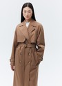 Тренч, цвет: кэмел Allweneed Плащдвубортного кроя с застежкой на крупные однотонные пуговицы. Отлетная кокетка, А-силуэт и длинный пояс на талии добавляют образу легкости, а цветовая гамма создает поистине весеннее настроение.