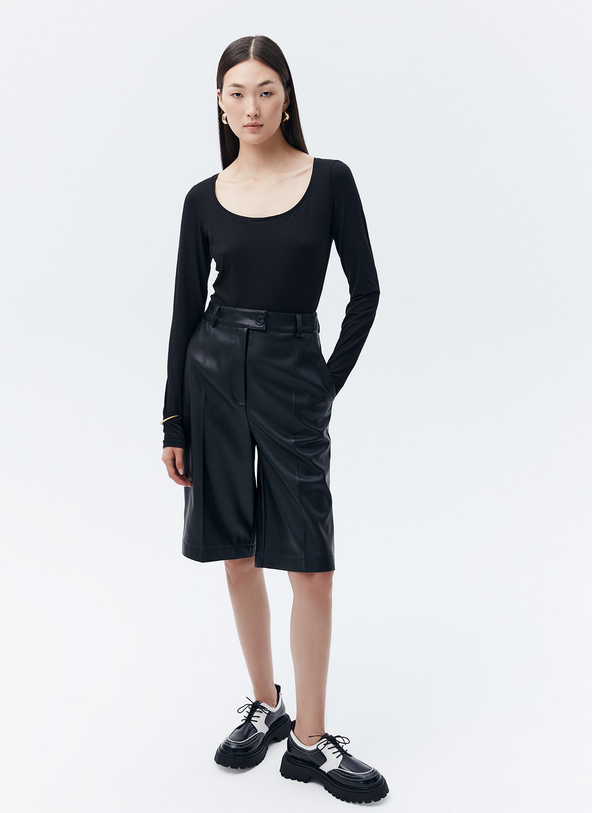 Боди с круглым вырезом, цвет: Черный Allweneed
Боди из нежного трикотажа с приятной на ощупь текстурой. Благодаря тонкой и эластичной ткани модель хорошо садится по фигуре. Круглый, глубокий вырез и удлиненный рукав. Мы сделали удобную застежку на кнопках для регулирования длины изделия. Если вы искали способ сделать образ лаконичным, но чуть более чувственным, чем с обычной футболкой или лонгсливом, обратите внимание на боди. Можно сочетать с любым низом: юбкой, брюками или джинсами.