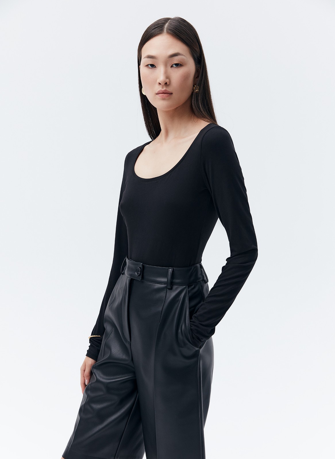 Боди с круглым вырезом, цвет: Черный Allweneed
Боди из нежного трикотажа с приятной на ощупь текстурой. Благодаря тонкой и эластичной ткани модель хорошо садится по фигуре. Круглый, глубокий вырез и удлиненный рукав. Мы сделали удобную застежку на кнопках для регулирования длины изделия. Если вы искали способ сделать образ лаконичным, но чуть более чувственным, чем с обычной футболкой или лонгсливом, обратите внимание на боди. Можно сочетать с любым низом: юбкой, брюками или джинсами.