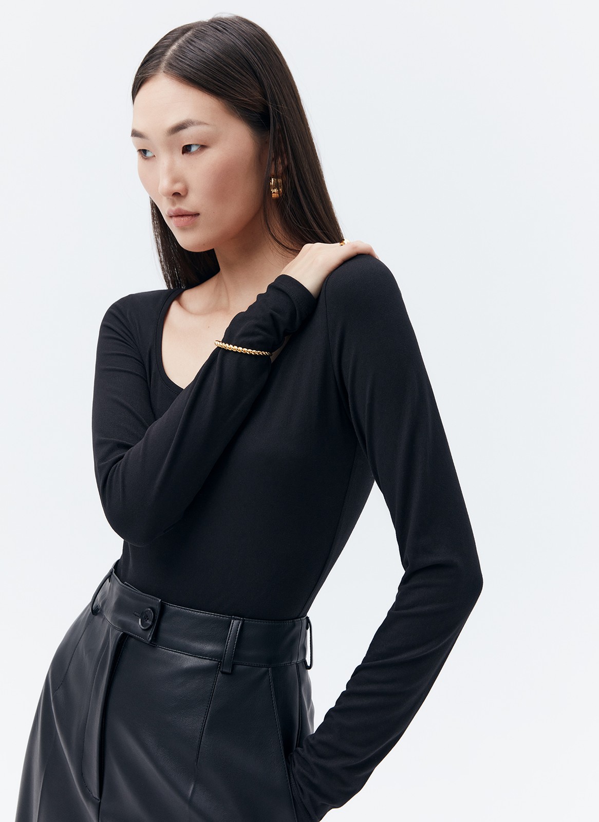 Боди с круглым вырезом, цвет: Черный Allweneed
Боди из нежного трикотажа с приятной на ощупь текстурой. Благодаря тонкой и эластичной ткани модель хорошо садится по фигуре. Круглый, глубокий вырез и удлиненный рукав. Мы сделали удобную застежку на кнопках для регулирования длины изделия. Если вы искали способ сделать образ лаконичным, но чуть более чувственным, чем с обычной футболкой или лонгсливом, обратите внимание на боди. Можно сочетать с любым низом: юбкой, брюками или джинсами.