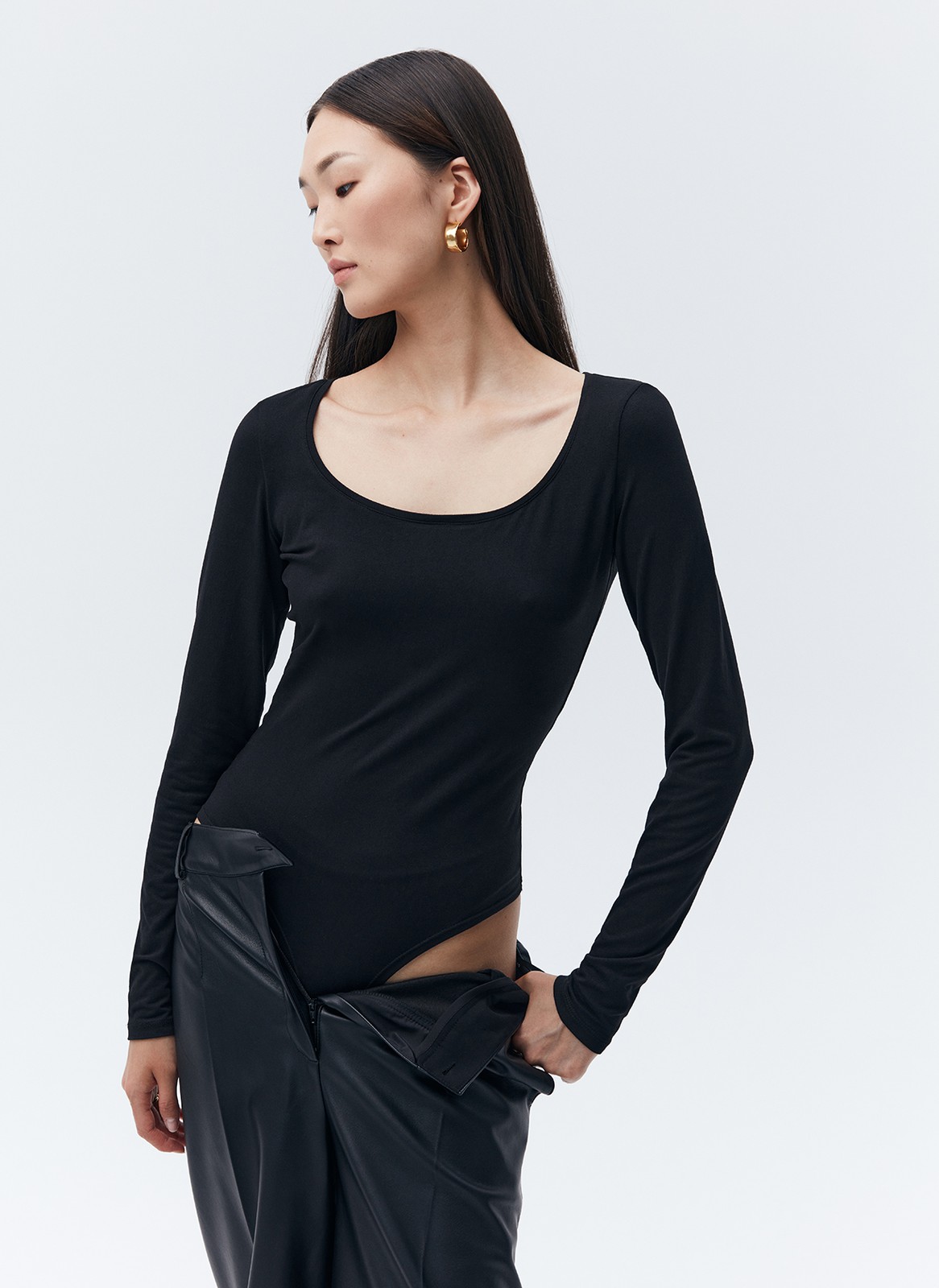 Боди с круглым вырезом, цвет: Черный Allweneed
Боди из нежного трикотажа с приятной на ощупь текстурой. Благодаря тонкой и эластичной ткани модель хорошо садится по фигуре. Круглый, глубокий вырез и удлиненный рукав. Мы сделали удобную застежку на кнопках для регулирования длины изделия. Если вы искали способ сделать образ лаконичным, но чуть более чувственным, чем с обычной футболкой или лонгсливом, обратите внимание на боди. Можно сочетать с любым низом: юбкой, брюками или джинсами.