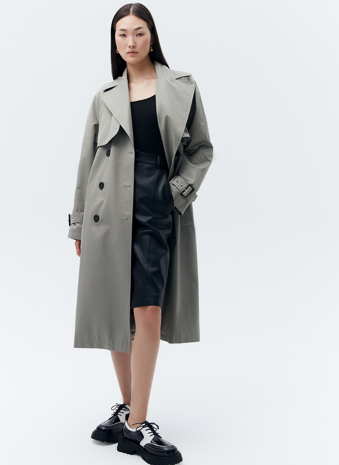 Тренч, цвет: серо-зеленый Allweneed Плащдвубортного кроя с застежкой на крупные однотонные пуговицы. Отлетная кокетка, А-силуэт и длинный пояс на талии добавляют образу легкости, а цветовая гамма создает поистине весеннее настроение.