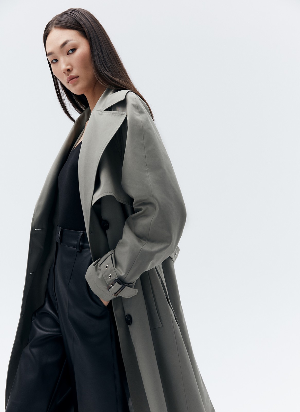 Тренч, цвет: серо-зеленый Allweneed Плащдвубортного кроя с застежкой на крупные однотонные пуговицы. Отлетная кокетка, А-силуэт и длинный пояс на талии добавляют образу легкости, а цветовая гамма создает поистине весеннее настроение.