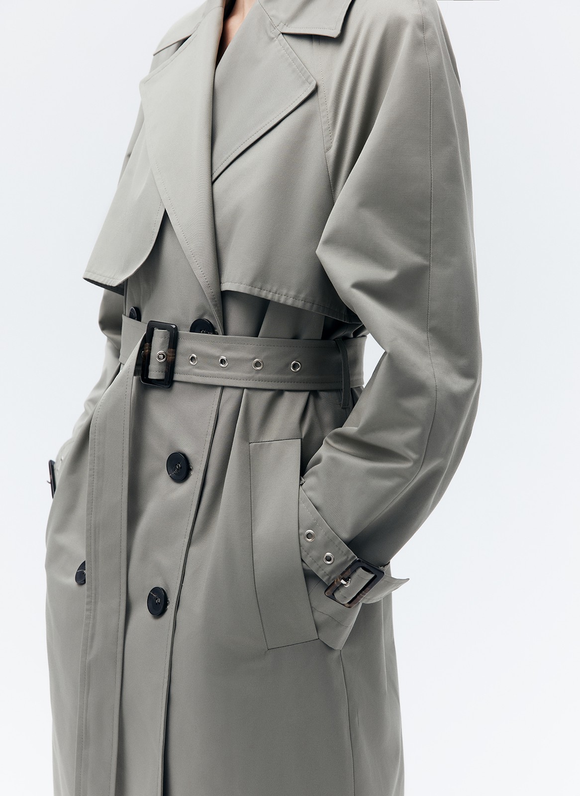 Тренч, цвет: серо-зеленый Allweneed Плащдвубортного кроя с застежкой на крупные однотонные пуговицы. Отлетная кокетка, А-силуэт и длинный пояс на талии добавляют образу легкости, а цветовая гамма создает поистине весеннее настроение.
