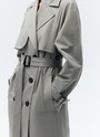 Тренч, цвет: серо-зеленый Allweneed Плащдвубортного кроя с застежкой на крупные однотонные пуговицы. Отлетная кокетка, А-силуэт и длинный пояс на талии добавляют образу легкости, а цветовая гамма создает поистине весеннее настроение.