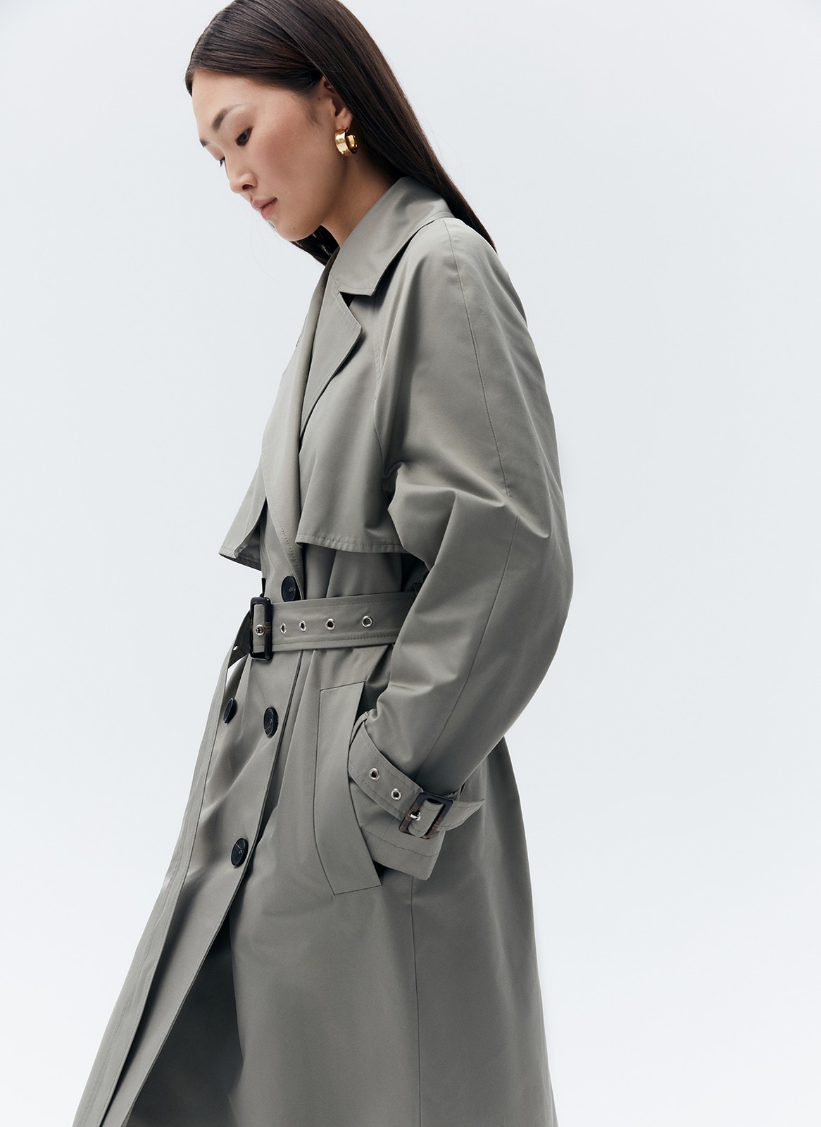 Тренч, цвет: серо-зеленый Allweneed Плащдвубортного кроя с застежкой на крупные однотонные пуговицы. Отлетная кокетка, А-силуэт и длинный пояс на талии добавляют образу легкости, а цветовая гамма создает поистине весеннее настроение.