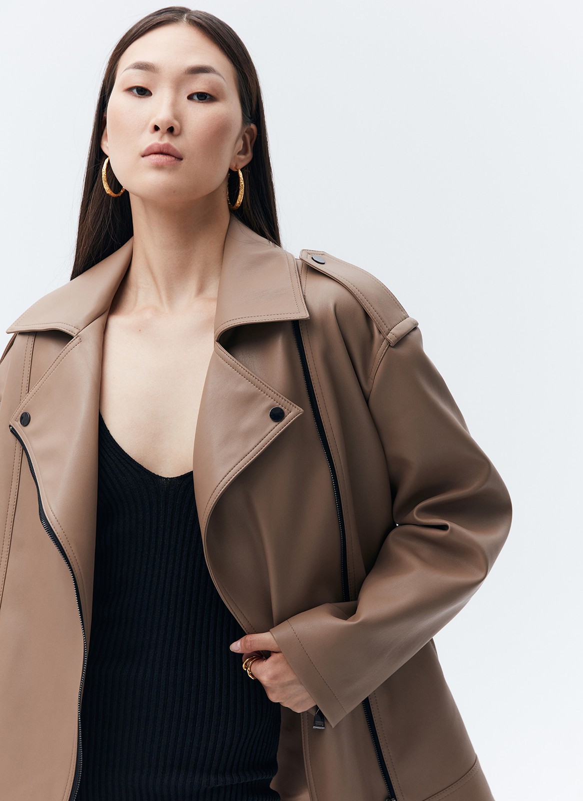 Куртка-косуха oversize из экокожи, цвет: кэмел Allweneed Удлиненная куртка-косуха актуальна во все времена. Модель oversize выполнена из плотной и качественной экокожи. Куртка с широким воротником и двумя удобными карманами. Мы добавили металлическую фурнитуру и погоны. Классическая косая застежка и застежка-молния на рукавах. Рабочие кнопки на поясе и две декоративные кнопки на лацканах. Мы любим ее носить с джинсами и рубашкой. Три базовых цвета: чёрный, кэмел и молочный с черной фурнитурой.