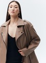 Куртка-косуха oversize из экокожи, цвет: кэмел Allweneed Удлиненная куртка-косуха актуальна во все времена. Модель oversize выполнена из плотной и качественной экокожи. Куртка с широким воротником и двумя удобными карманами. Мы добавили металлическую фурнитуру и погоны. Классическая косая застежка и застежка-молния на рукавах. Рабочие кнопки на поясе и две декоративные кнопки на лацканах. Мы любим ее носить с джинсами и рубашкой. Три базовых цвета: чёрный, кэмел и молочный с черной фурнитурой.