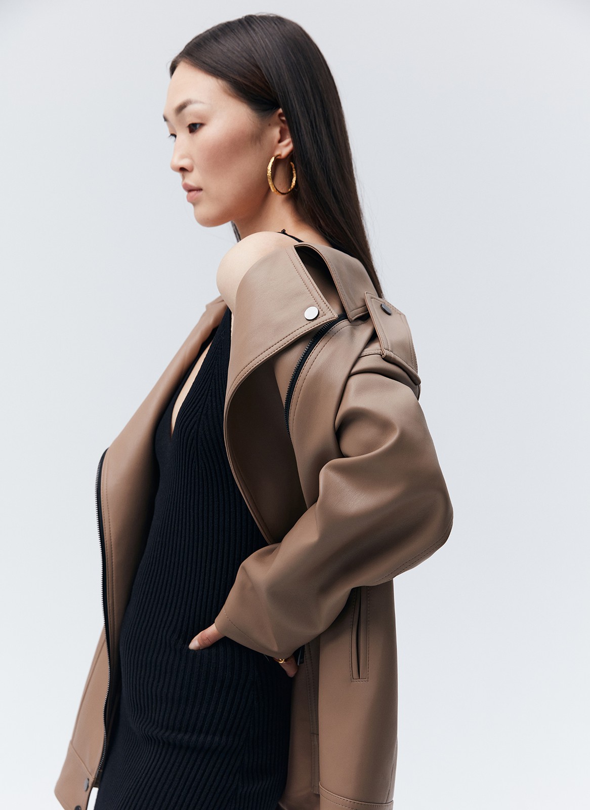 Куртка-косуха oversize из экокожи, цвет: кэмел Allweneed Удлиненная куртка-косуха актуальна во все времена. Модель oversize выполнена из плотной и качественной экокожи. Куртка с широким воротником и двумя удобными карманами. Мы добавили металлическую фурнитуру и погоны. Классическая косая застежка и застежка-молния на рукавах. Рабочие кнопки на поясе и две декоративные кнопки на лацканах. Мы любим ее носить с джинсами и рубашкой. Три базовых цвета: чёрный, кэмел и молочный с черной фурнитурой.