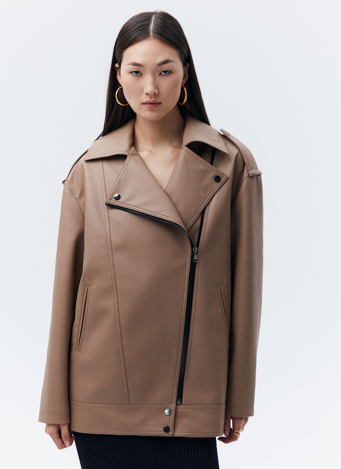 Куртка-косуха oversize из экокожи, цвет: кэмел Allweneed Удлиненная куртка-косуха актуальна во все времена. Модель oversize выполнена из плотной и качественной экокожи. Куртка с широким воротником и двумя удобными карманами. Мы добавили металлическую фурнитуру и погоны. Классическая косая застежка и застежка-молния на рукавах. Рабочие кнопки на поясе и две декоративные кнопки на лацканах. Мы любим ее носить с джинсами и рубашкой. Три базовых цвета: чёрный, кэмел и молочный с черной фурнитурой.