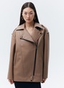 Куртка-косуха oversize из экокожи, цвет: кэмел Allweneed Удлиненная куртка-косуха актуальна во все времена. Модель oversize выполнена из плотной и качественной экокожи. Куртка с широким воротником и двумя удобными карманами. Мы добавили металлическую фурнитуру и погоны. Классическая косая застежка и застежка-молния на рукавах. Рабочие кнопки на поясе и две декоративные кнопки на лацканах. Мы любим ее носить с джинсами и рубашкой. Три базовых цвета: чёрный, кэмел и молочный с черной фурнитурой.