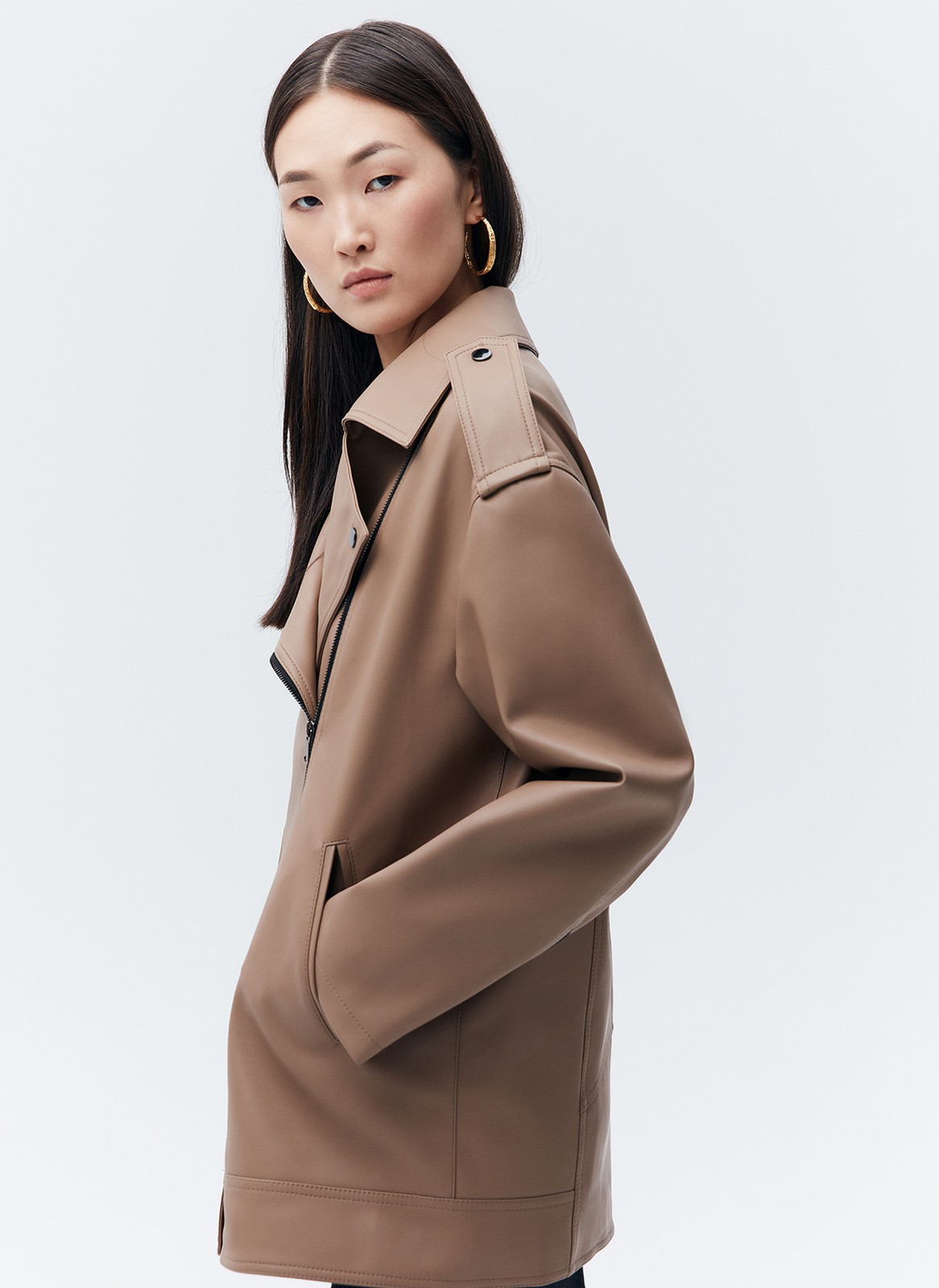 Куртка-косуха oversize из экокожи, цвет: кэмел Allweneed Удлиненная куртка-косуха актуальна во все времена. Модель oversize выполнена из плотной и качественной экокожи. Куртка с широким воротником и двумя удобными карманами. Мы добавили металлическую фурнитуру и погоны. Классическая косая застежка и застежка-молния на рукавах. Рабочие кнопки на поясе и две декоративные кнопки на лацканах. Мы любим ее носить с джинсами и рубашкой. Три базовых цвета: чёрный, кэмел и молочный с черной фурнитурой.