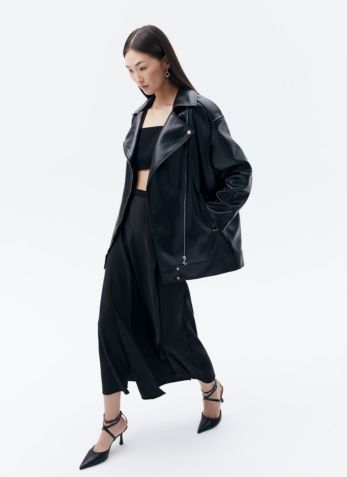 Куртка-косуха oversize из экокожи, цвет: черный №2 Allweneed Удлиненная куртка-косуха актуальна во все времена. Модель oversize выполнена из плотной и качественной экокожи. Куртка с широким воротником и двумя удобными карманами. Мы добавили металлическую фурнитуру и погоны. Классическая косая застежка и застежка-молния на рукавах. Рабочие кнопки на поясе и две декоративные кнопки на лацканах. Мы любим ее носить с джинсами и рубашкой. Три базовых цвета: чёрный, кэмел и молочный с черной фурнитурой.