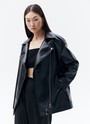 Куртка-косуха oversize из экокожи, цвет: черный №2 Allweneed Удлиненная куртка-косуха актуальна во все времена. Модель oversize выполнена из плотной и качественной экокожи. Куртка с широким воротником и двумя удобными карманами. Мы добавили металлическую фурнитуру и погоны. Классическая косая застежка и застежка-молния на рукавах. Рабочие кнопки на поясе и две декоративные кнопки на лацканах. Мы любим ее носить с джинсами и рубашкой. Три базовых цвета: чёрный, кэмел и молочный с черной фурнитурой.